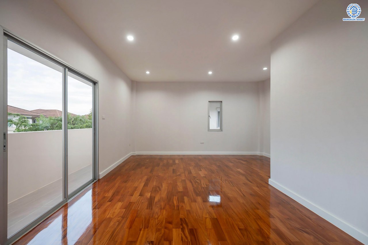 บ้านมือสองตกแต่งใหม่ โครงการ เดอะเวอรีเดียนโฮม กาญจนาภิเษก เนื้อที่กว้าง 86 ตร.ว. ฟังก์ชัน 3 ห้องนอน 3 ห้องน้ำ 1 ห้องอเนกประสงค์ 1 ห้องแม่บ้าน จอดรถได้ 4 จอด บนทำเลดี เชื่อมต่อถนนรัตนาธิเบศร์ ถนนนครอินทร์ ถนนกาญจนาภิเษก ใกล้รถไฟฟ้าสายสีม่วง "สถานีตลาดบางใหญ่" และจุดขึ้นทางด่วน "ศรีรัช"...